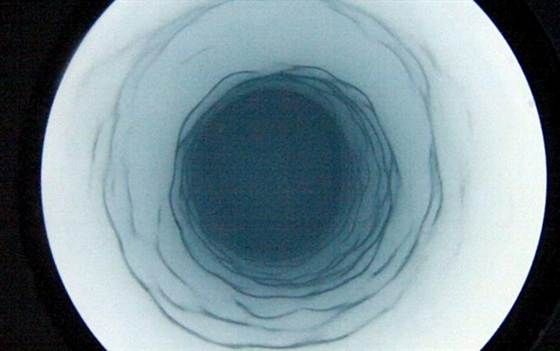 　　WISSARD项目在覆盖惠兰斯湖的南极冰盖上打出的钻孔，直径约为0.5米，边缘的波纹是由于冰层融化时受到震动产生的