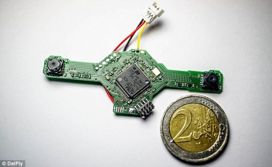 “代尔夫特探险者”的立体视觉系统和处理器，放在旁边的是一枚2欧元硬币。