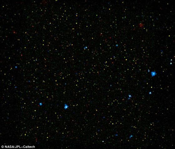 最近公布的核光谱望远镜阵列拍摄的另一张图片，它显示的是被星系环绕的黑洞。图片中的蓝色斑点是核光谱望远镜阵列已经能够捕捉到的新黑洞