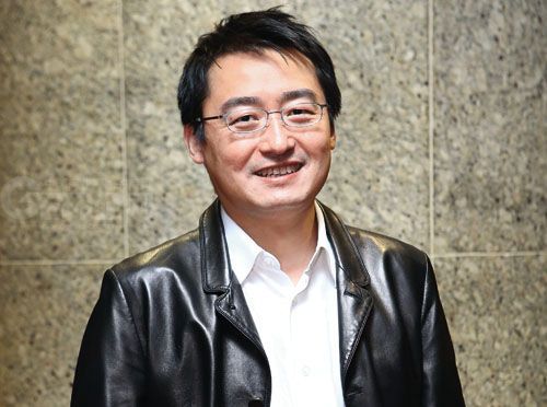 上图：索尼音乐娱乐大中华区C E O 徐毅曾没有办法回答儿子指着一家索尼消费电子门店问“这个是你公司的吗”，不过，在参加包括索尼中国消费电子、影视、音乐等业务高层在内的“O n e S o n y”会议后，他终于可以给出肯定的回答