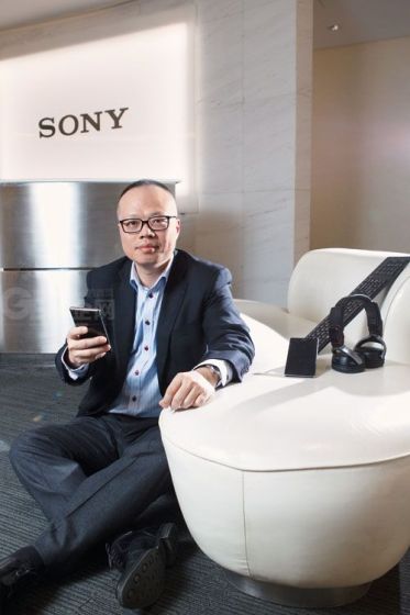 上图：索尼移动通信大中华区总裁黄国强认为，在中国市场，年轻消费群正越来越追求个性化产品。消费者以12个月以下的速度更换手机时，索尼给消费者提供了一个新选择。因此，黄国强希望能把索尼打造成更年轻、更时尚的品牌