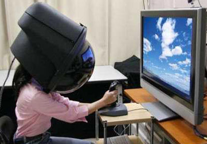 这位大姐，你头上戴着这玩意玩游戏，颈椎是钢的吗？