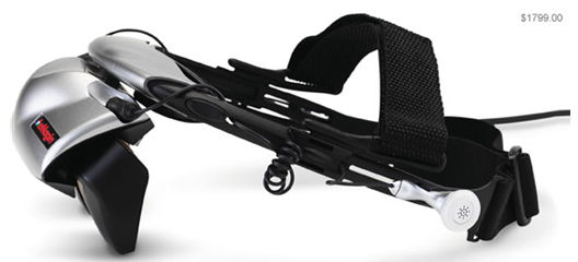 Z800自带体感跟踪、降噪耳机和麦克风、40度视场双目3D显示，流畅的85fps显示帧速，分辨率也不赖，很适合游戏，只是至今仍然高达1799美元的售价注定它只能成为土豪玩家的最爱