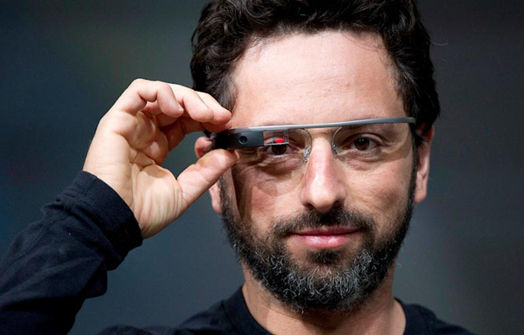 谷歌眼镜实现了头戴显示设备小型化的目标，但却牺牲了分辨率导致无法实现很好的游戏体验！