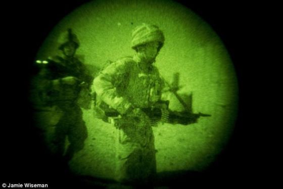 　　透过夜视镜在阿富汗南部地区的赫尔曼德省看到的海军陆战队。这种新系统能为你提供相同能力，但是不用夜视镜，而是隐形眼镜