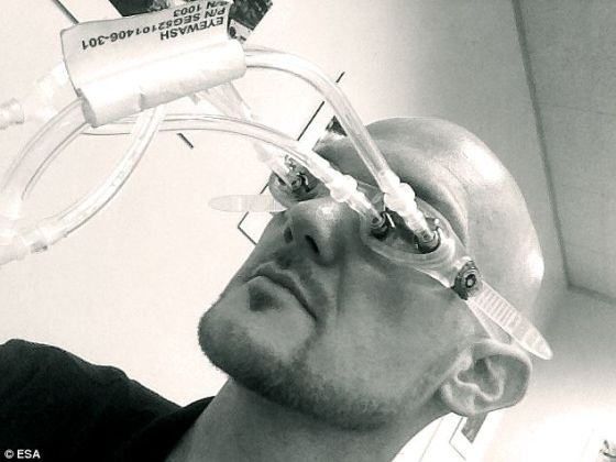 　　美国宇航局的约翰逊航天中心，欧洲航天局宇航员亚历山大-格斯特正在测试一种专门用来清洗眼睛的太空眼镜