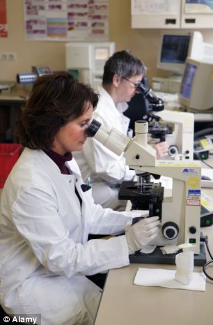 　　英国和美国的科学家已在一所实验室(资料图片)内培育出人造皮肤。在药物和化妆品测试中，科学家可用它们替换动物。