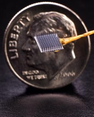 　　这种可移植到到大脑内的BrainGate神经界面，可以探测和记录大脑信号，使人重获对手、脚控制，从而通过点、触的动作来操作电脑。单个BrainGate设备能够运行2.7年(即1000天)。