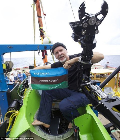 　　好莱坞导演詹姆斯-卡梅隆对此表达忧伤，称“感觉失去了一个朋友”。图为卡梅隆2012年搭载“深海挑战者”潜水器成为第一个造访马里亚纳海沟沟底的人。事后，他把“深海挑战者”捐献给了伍兹霍尔海洋研究所。