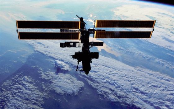 　　国际空间站。最近，多个国家提供卫星图像，帮助搜寻马来西亚航空公司失踪的MH370航班，空间站上的一个成像设备也参与搜索行动。