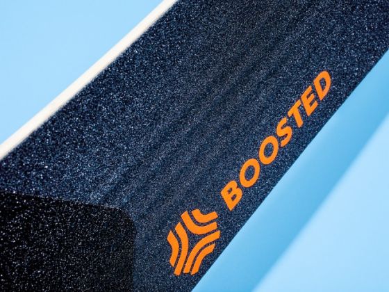 　　这款电动滑板可以承载至少250磅(约合113公斤)重量，最高设计时速可达每小时20英里(约合每小时32公里)。