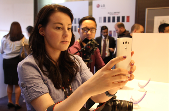 LG G3的实体按键都设计在背部，自拍变得更容易