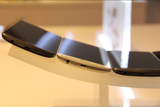 底部有耳机孔、麦克风和MicroUSB接口