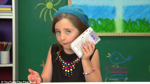 8岁的萨米拉认为自己手中拿着的游戏机是“一部电话”。