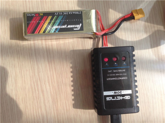 图为：给锂电池充电