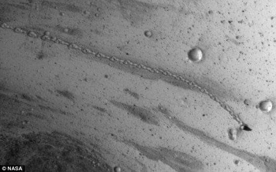 这块巨石在缓坡上留下的痕迹长约500米，整体的形态呈现某种重复性弯折，这表明它并不是很顺畅的滚落下来的。