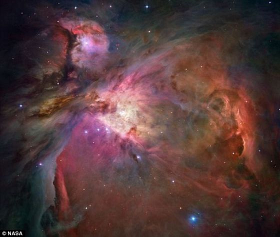 　　濒死恒星周围形成的尘埃颗粒被抛入太空，启动行星形成之门同时充当星系演化的一个关键要素。从这个意义上说，地球上的每一个人部分都由星际尘埃构成。照片展示了猎户座星云。