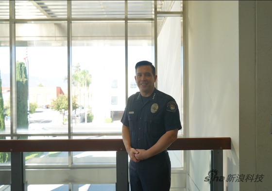 警察局长马克横山已经从警近三十年了这里的告示写着“在新浪微博上关注 @阿市警察局”圣盖博谷是华人的主要聚居地