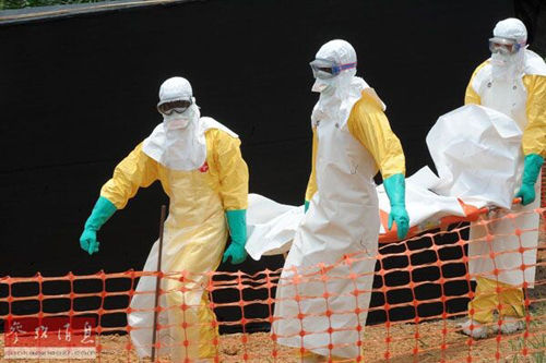 2014年4月1日，在几内亚盖凯杜，“无国界医生”组织的成员身着防护服运送一名死亡患者的遗体。