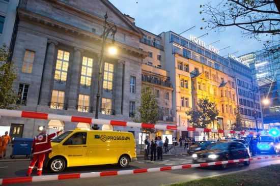 案发8分钟后警车陆续赶到现场，随即现场被封锁。