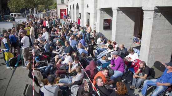 苹果iPhone6手机在德国发售后，“果粉”在柏林市的专卖店前排起了长队。