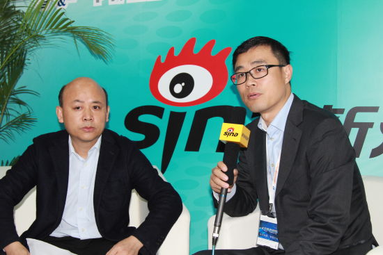 爱立信中国公司首席市场官常刚(右)接受新浪科技康钊(左)专访