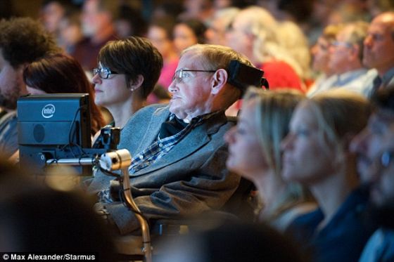 道金斯在特纳利夫岛举行的斯塔尔慕斯节上发表这些言论。它的特色是来自科学、文化、艺术和音乐等领域的宇航员、诺贝尔奖获得者和杰出人物各自发表精彩演讲。今年的贵宾包括史蒂芬-霍金（照片显示）、布莱恩-梅和太空漫步第一人阿列克谢-列昂诺夫等。