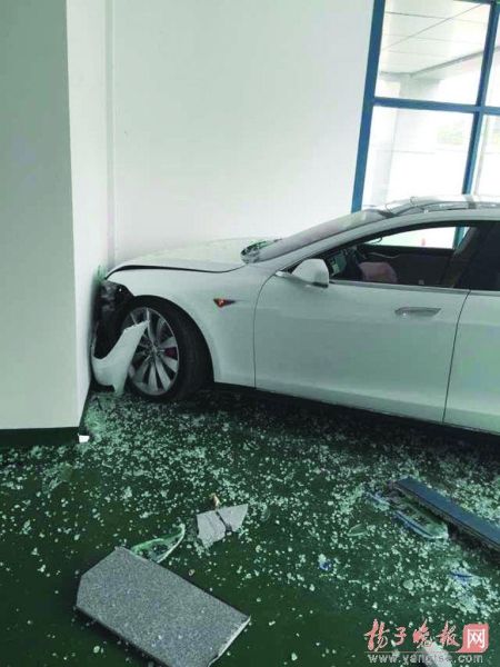 特斯拉失控撞墙