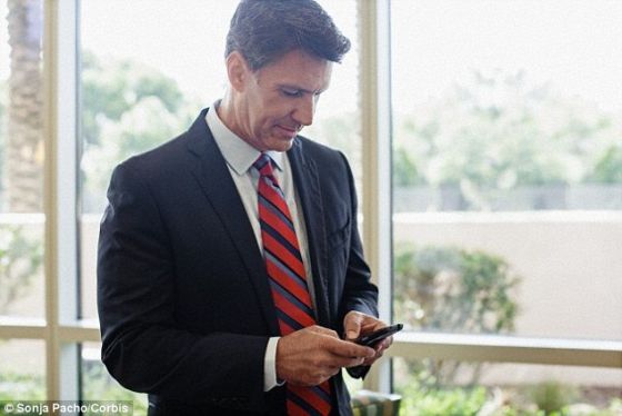 何人都可以下载Crayfis，加入宇宙射线探测网络。Crayfis在手机空闲时收集背景中的数据，采用iOS和安卓操作系统的智能手机均可安装这款应用借助于这款应用。科学家可以对宇宙射线进行探测和追踪，进而帮助他们找到宇宙射线的确切源头。