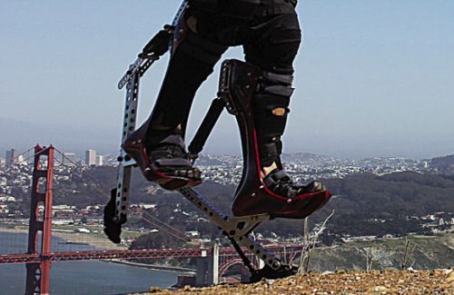 这双名为“仿生靴子”的鞋在后面安置了弹跳装置，模拟鸵鸟或袋鼠的跟腱，让穿戴者在奔跑时拥有更大的下压力。