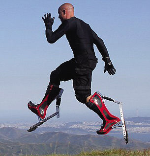 目前的样鞋能够实现25英里的时速——与一辆汽车缓慢开动的速度相当。