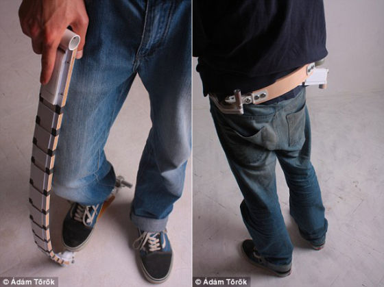 　　当你来到目的地，仅需打开一个简单的维克牢搭扣，就会令踏板车车身从硬变软，然后在它瘫软后，将其围在腰间，当腰带用。