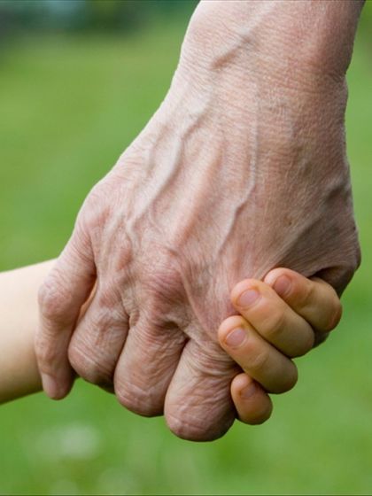 静脉之所以呈蓝色的一个重要原因在于不同波长或者颜色的光线如何与皮肤发生交互作用。光线会做很多事情，它们会穿透皮肤，被皮肤吸收，而后重新放射。眨眼之间，光线被吸引和重新放射的次数可达到数百万次。科学家发现皮肤附近的静脉重新放射的红光较少，但会放射大量蓝光。也就是说，蓝色更为明显。