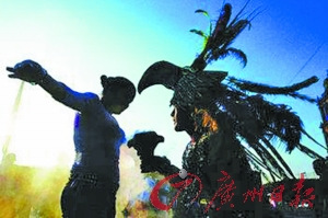 正在“施法”的非洲巫师。