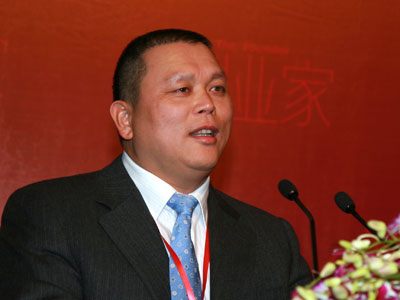 图为深圳市怡亚通供应链股份有限公司总裁周国辉发表主题演讲。(来源：新浪财经 陈鑫摄)