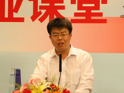 图为大兴庞各庄大学生村官陈墨发言。(来源：新浪财经 任立殿摄)