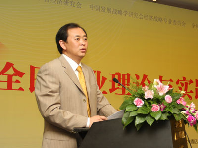 图为山东省博兴县委书记初建波发言。(来源：新浪财经)