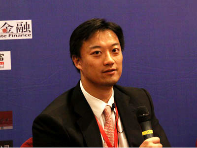 图为欧华律师事务所主管合伙人李大诚参与“海外IPO：登陆国际资本市场舞台--海外上市经验和体会”专场讨论现场。(来源：新浪财经 熊俊萍摄)