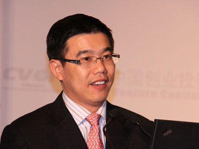 图为建银国际(控股)有限公司行政总裁兼执行董事胡章宏发表主题演讲。(来源：新浪财经 肖峰摄)