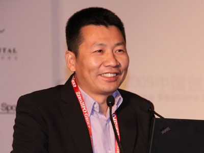 图为上海美特斯邦威服饰股份有限公司董事长、总经理周成建发表主题演讲。(来源：新浪财经 肖峰摄)