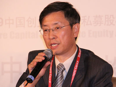 图为贝恩投资有限公司董事总经理黄晶生发言。(来源：新浪财经 肖峰摄)