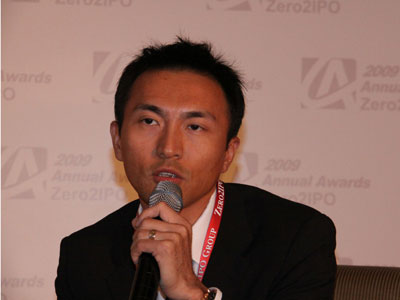 图为摩根凯瑞资本董事总经理张震发言。(来源：新浪财经 肖峰摄)