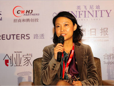 图为贝塔斯曼董事总经理龙宇发言。(来源：资料图片)