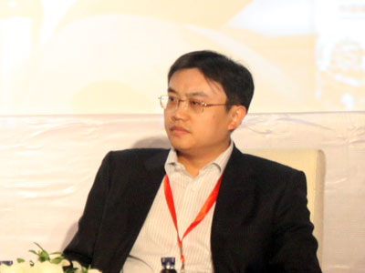 图为建银国际投资总监张翼参与讨论。(来源：新浪财经 全权摄)