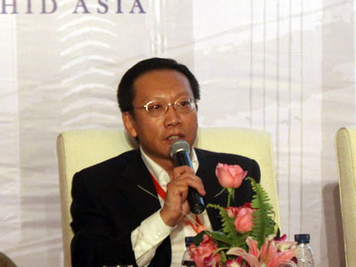 图为东方富海合伙人赵辉参与讨论。(来源：新浪财经 全权摄)