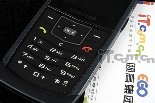 全球至薄三星小巧直板u100真机图赏2