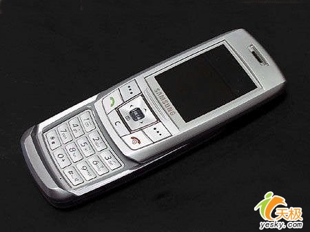 超薄滑盖三星音乐手机e258售价1698元