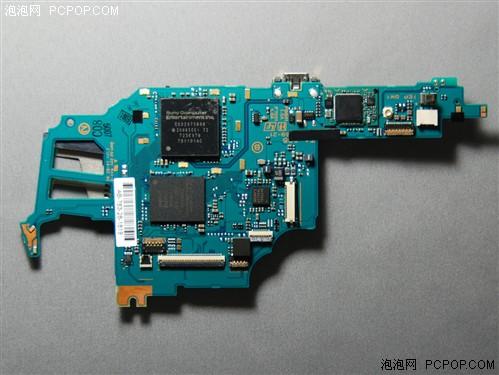 新版psp主板布线明显更简单集成度更高sce对芯片都进行了重新封装