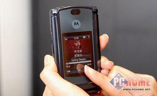 点击查看本文图片 摩托罗拉 RAZR2 V8 - 爱我就选我吧!中价位王道智能机推荐!