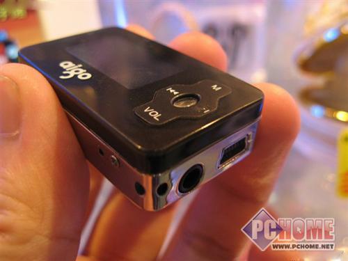 点击查看本文图片 爱国者 E5808(1GB) - 再现宝盒魔力 爱国者E5808惊喜大降价